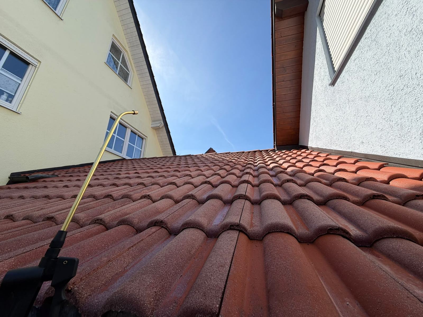 Dachfläche zur Hälfte gereinigt — links verschmutzt, rechts wie neu